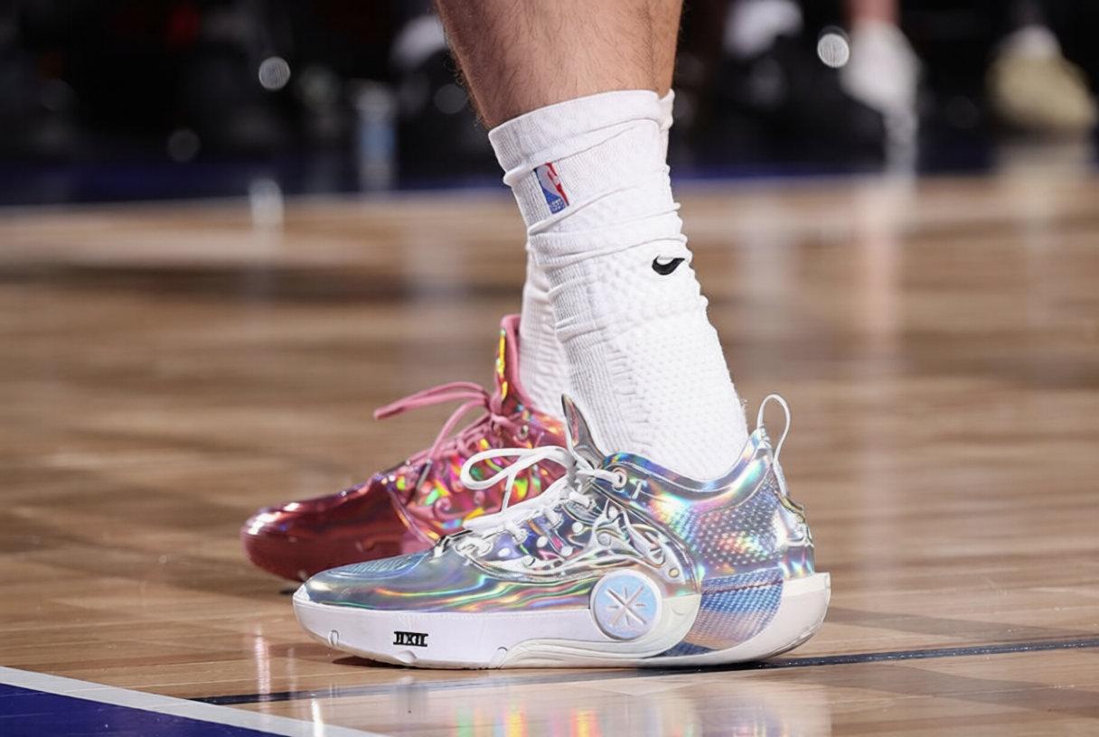 叶戈尔杰明穿着鸳鸯鞋款：韦德之道12LUXASG以及亲友限定的ROSÉ，随队