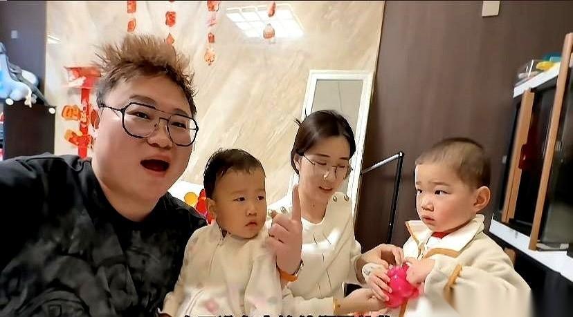 7个大箱子，恨不得把整个家都塞进去。全家老小忙得团团转，就老爷子一个人，安安静