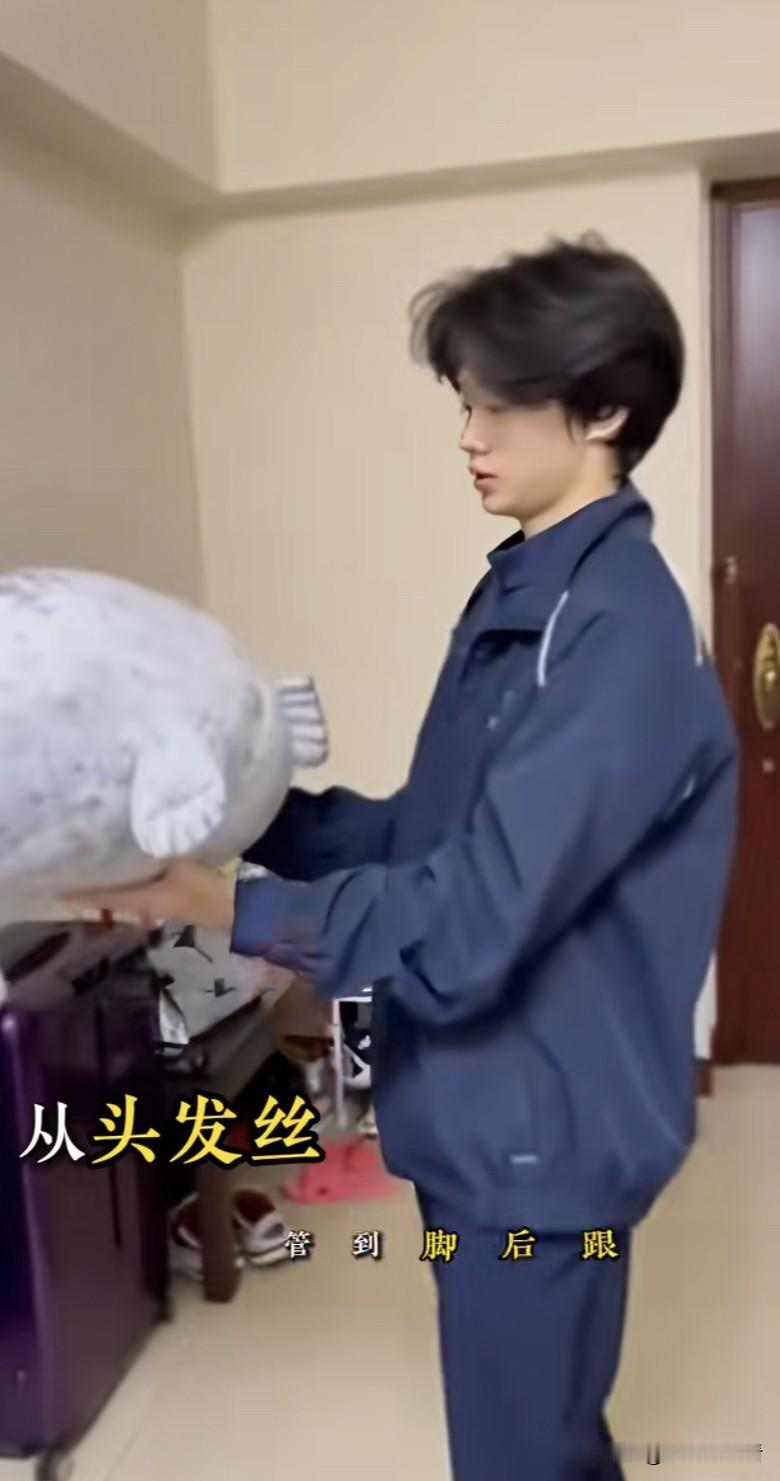 杨威谈到杨阳洋的头发问题，还特意问了杨阳洋，一问才知道，香港的学校管的可以说从头