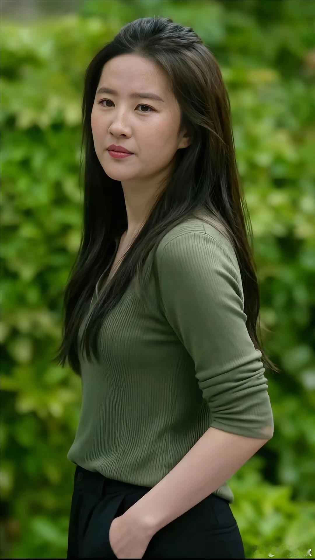 刘亦菲素颜时刻，美得毫无边界，清透动人