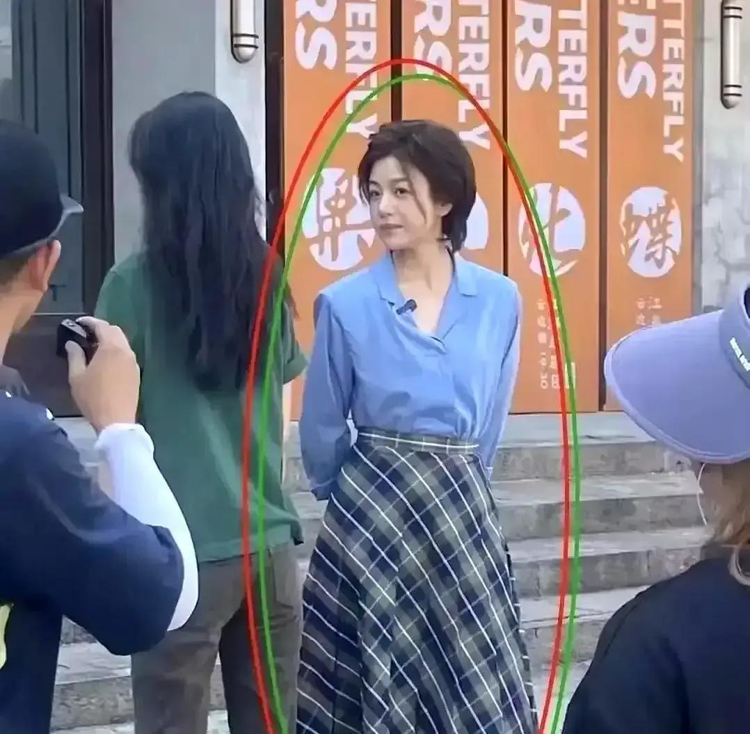 陈妍希这次一出场，热搜直接爆了。没滤镜、没嘟嘟唇，素色长裙就把“少女感”打