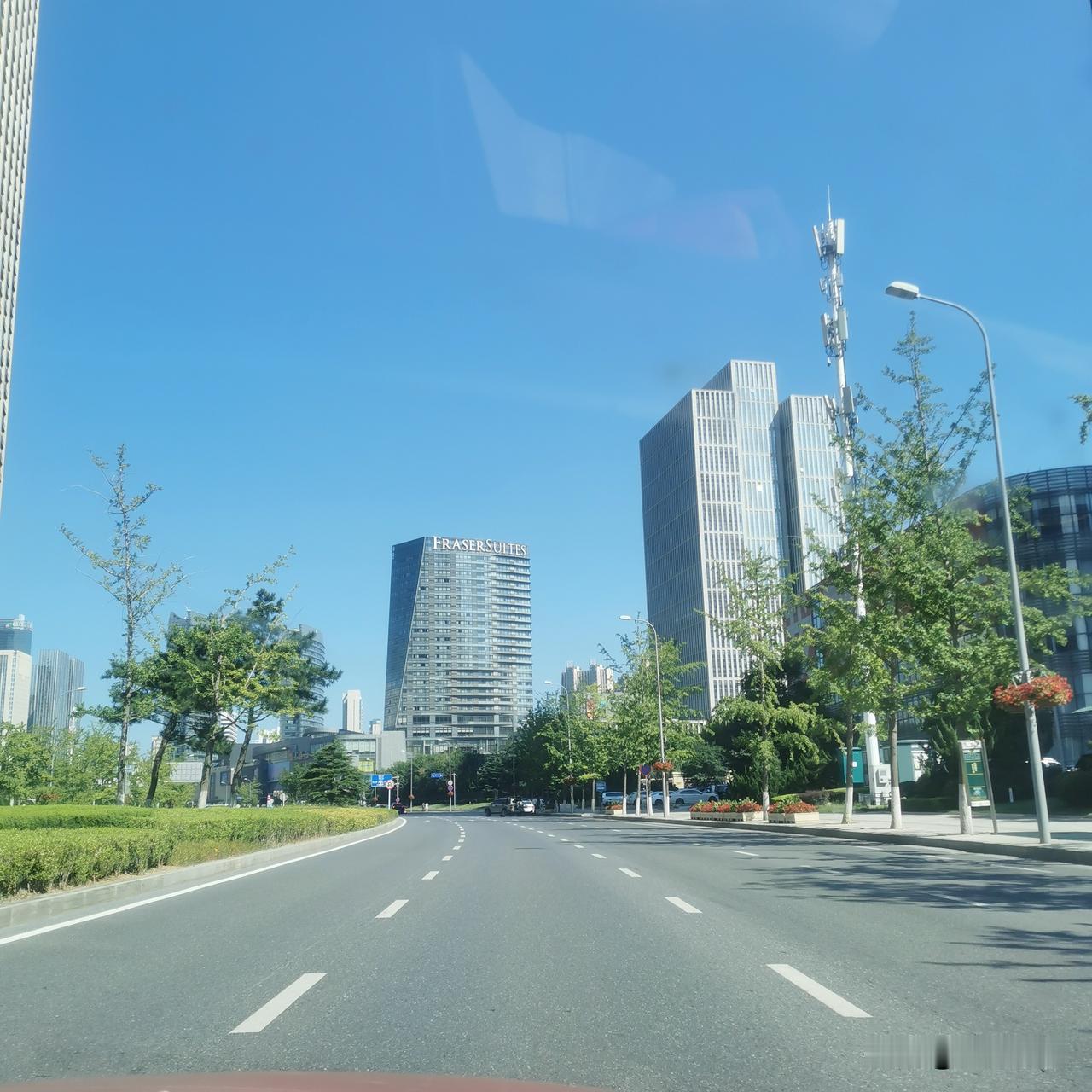 高温下，路上不见行人！今天下午不到3点，我送小孙女到凯丹购物广场上课，我惊讶