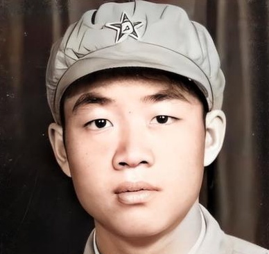 1951年，15岁的新兵战士张典文奉命擦拭炮筒炮架。可他却私自装弹，朝着敌军阵地