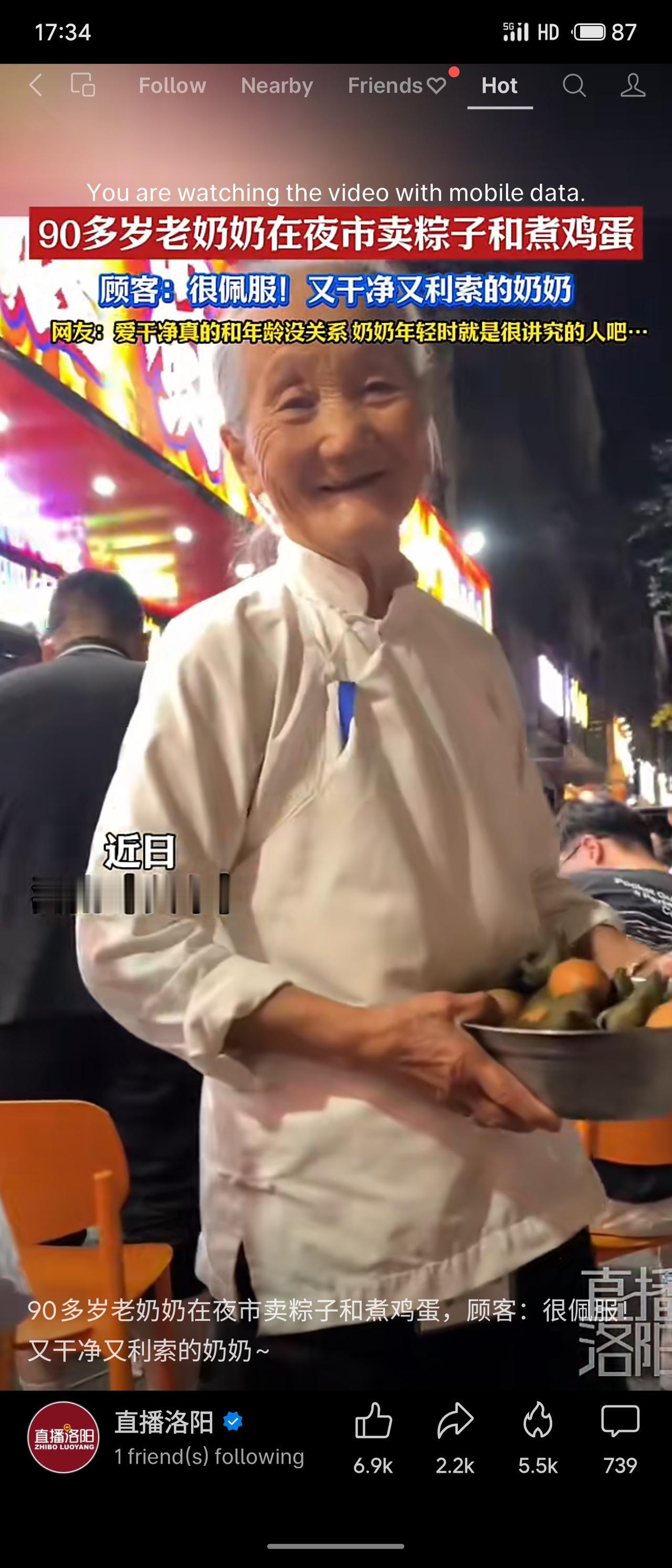 河南夜市里，一位90多岁的老奶奶摆摊卖粽子和煮鸡蛋。她动作干净利落，摊位整整齐齐