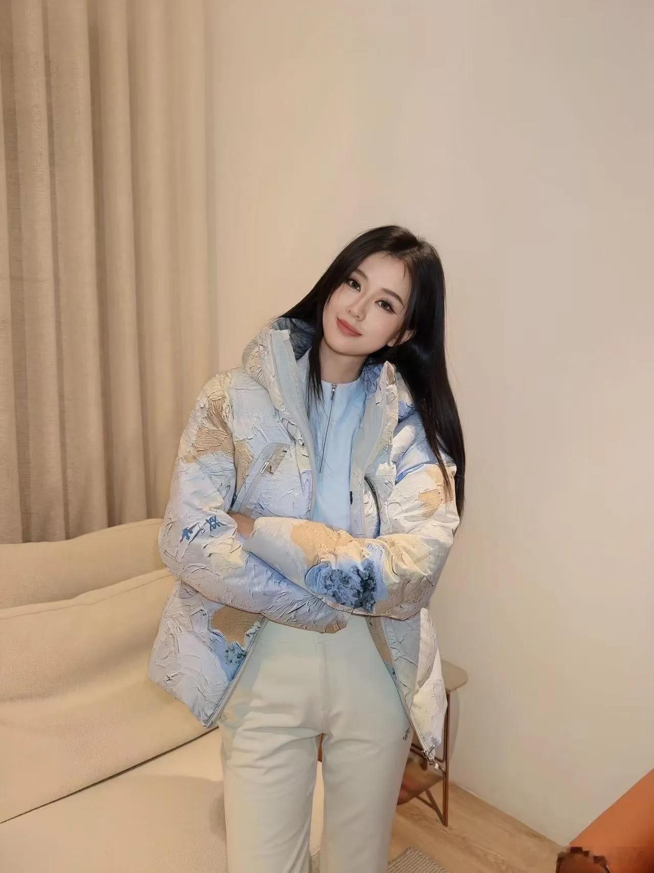 乔欣结婚后气质大变，穿蓝色印花羽绒服+直筒裤，时髦减龄又高级！