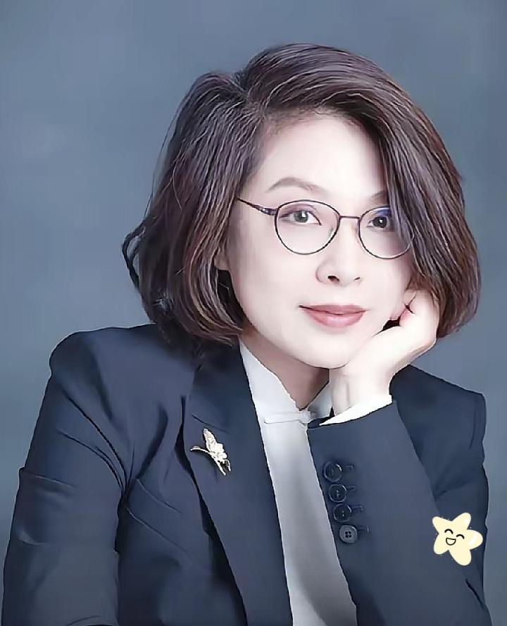 马光远没有骂张丹丹“何不食肉糜”。他只做了一件事：翻她的简历，然后盯住了四个字—
