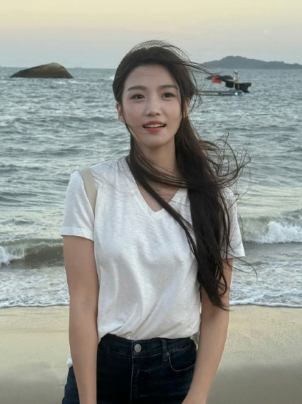 好有氛围感的卢昱晓，太美了。