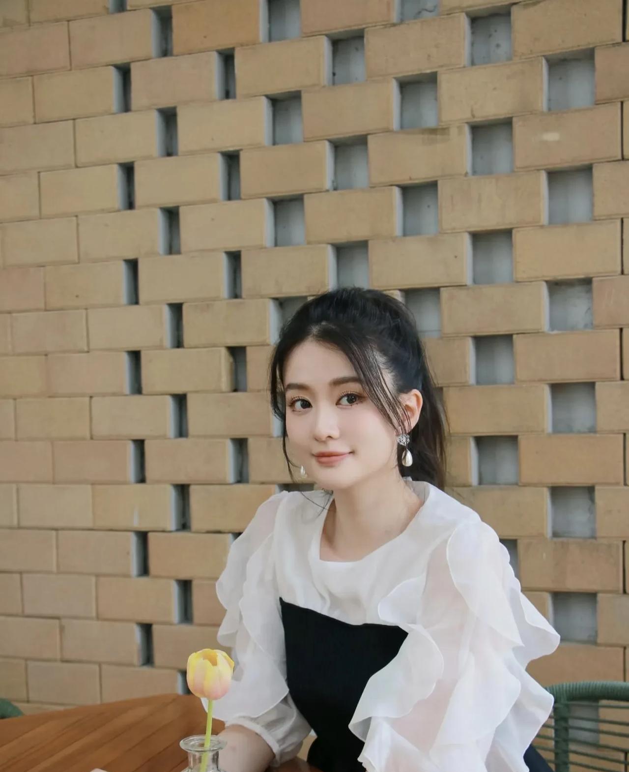 乔欣现在应该是属于是家族联姻，而她自己应该也不反感，因为她有钱有闲对象的长相在普