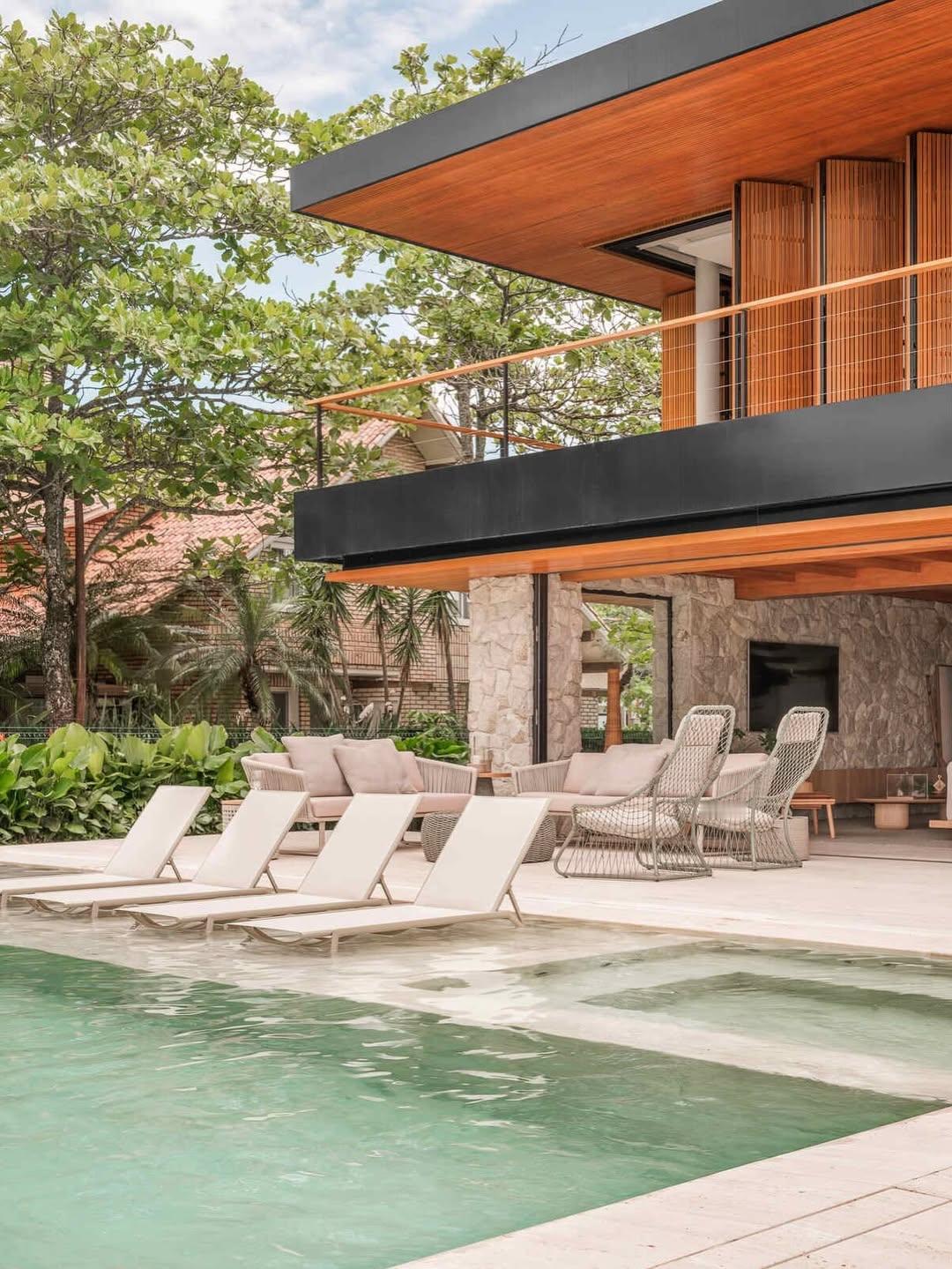 📸海滨别墅，天然材料交织，勾勒与自然和谐相融的理想人居~独栋别墅装修选择什么风