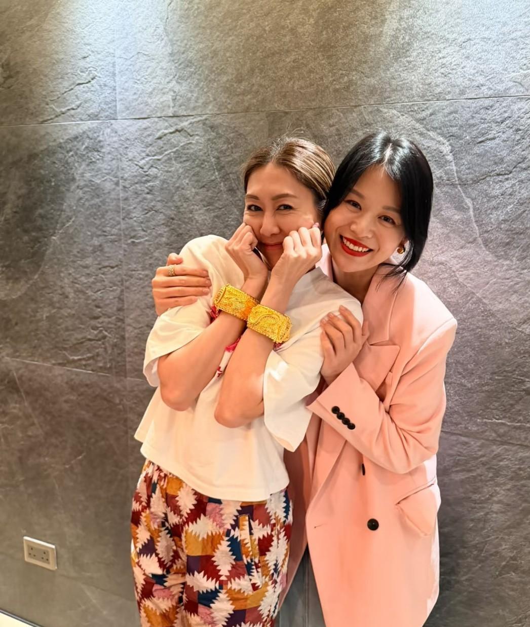 婚礼这件事，向来是幸福与仪式感的绝佳结合。最近，胡杏儿送给好姐妹胡定欣一对纯金龙