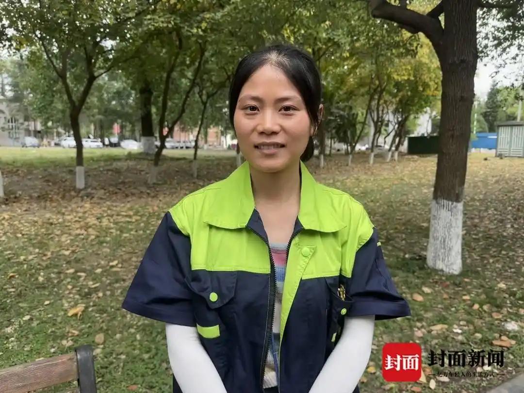 “励志！”四川成都，33岁环卫女工每天凌晨5:30起床扫大街，晚上辅导完两个孩子