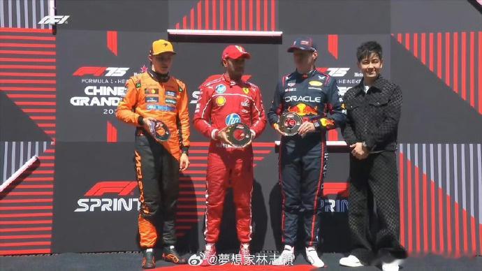【林志颖发博晒F1中国站颁奖名场面】发文：F1上海🏎️很开心能够颁奖，期待所有