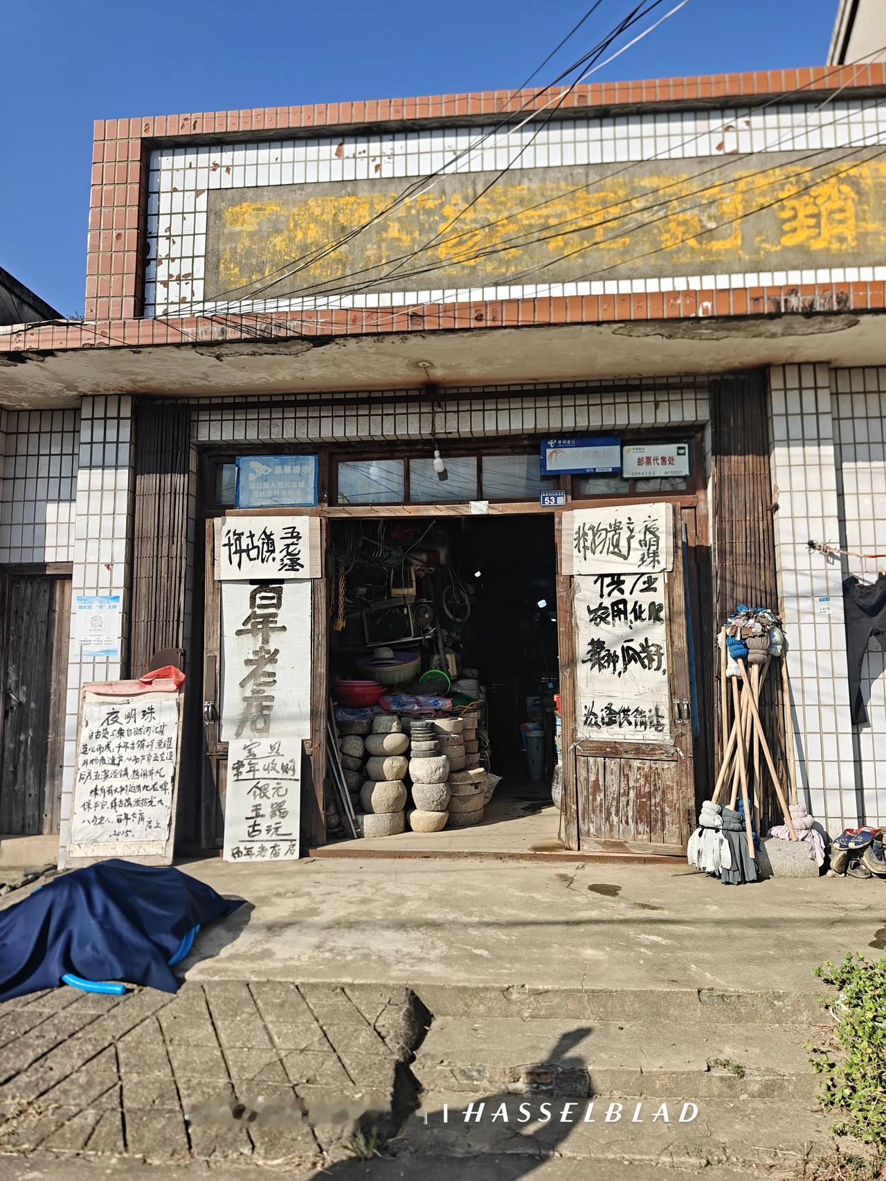 古镇不大不小，已经荒芜。老街临水而建，周围环绕五条河流，五条河流一起汇聚阳澄湖。