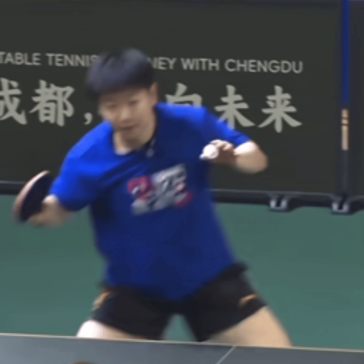 蓝衫莎莎的训练暴击！球台边的蓝色身影，是永远在线的专注——小白球一出手，就