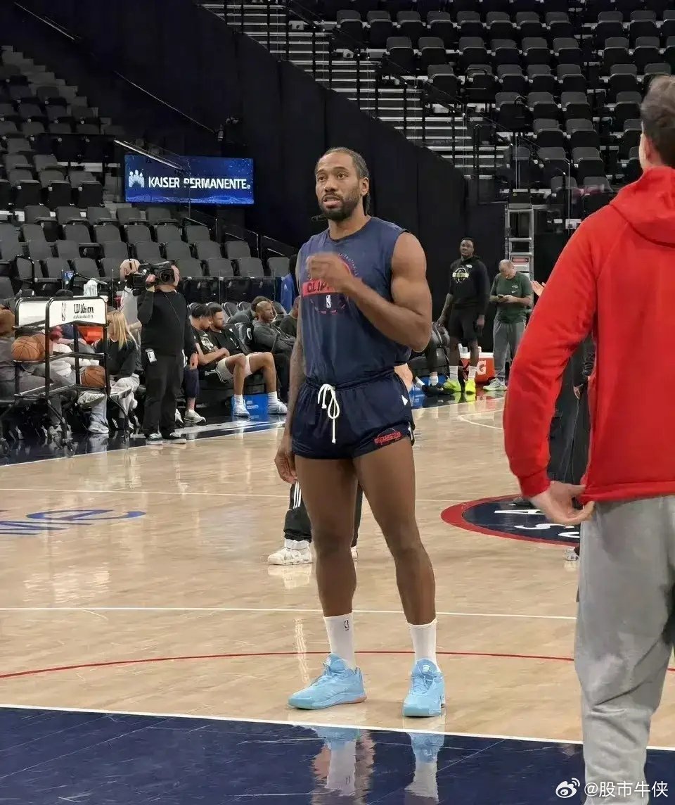 快船队大佬伦纳德这身材是真的顶！看看这大腿，就知道下盘是有多么的稳了。难怪詹姆斯