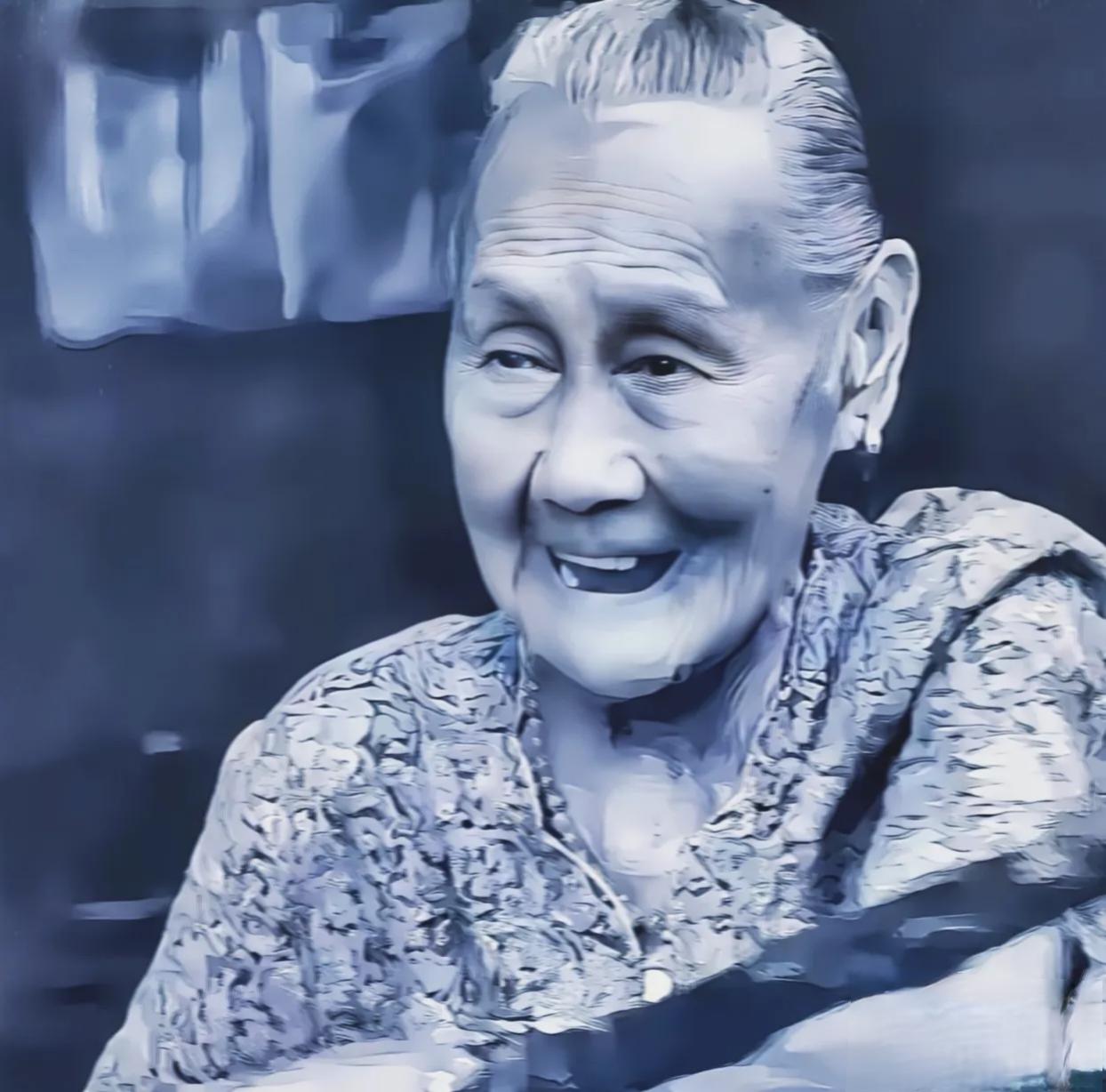 七个鬼子，把她围在河边。枪都扔了，开始解裤腰带。他们以为，这下稳了，一个女人而已