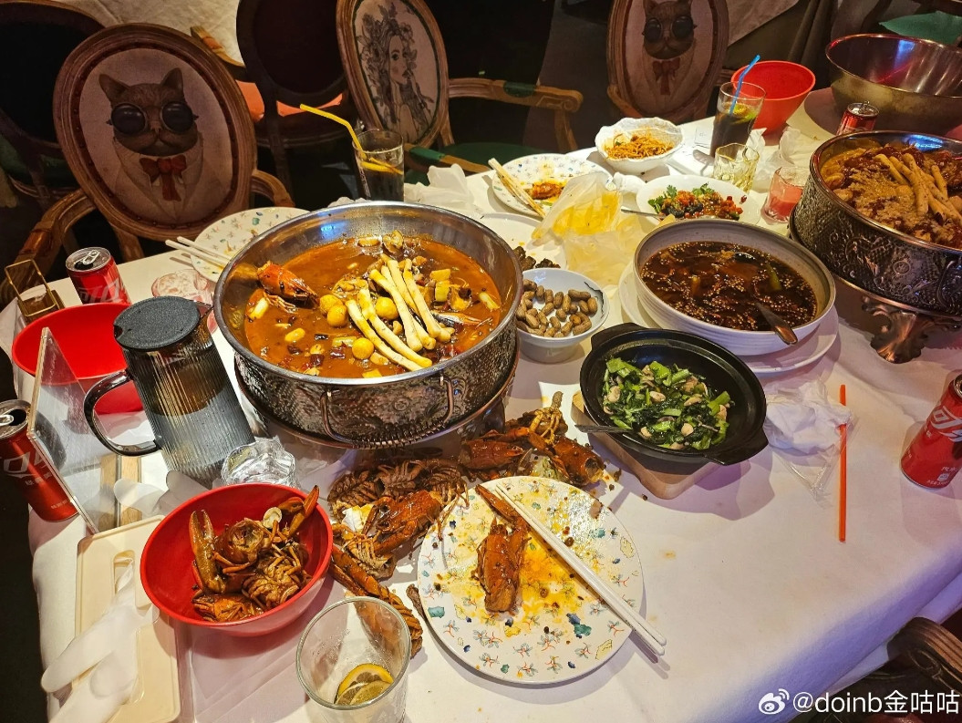 医药费? Doinb赛后晒与Ale和Xun聚餐图: 谢谢 乐哥
