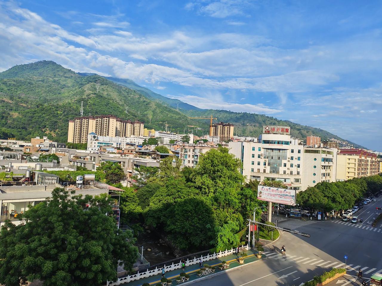 昨天晚上8点钟以后才到元阳县城南沙的。元阳是云南红河州的一个县，属该州的“边五县