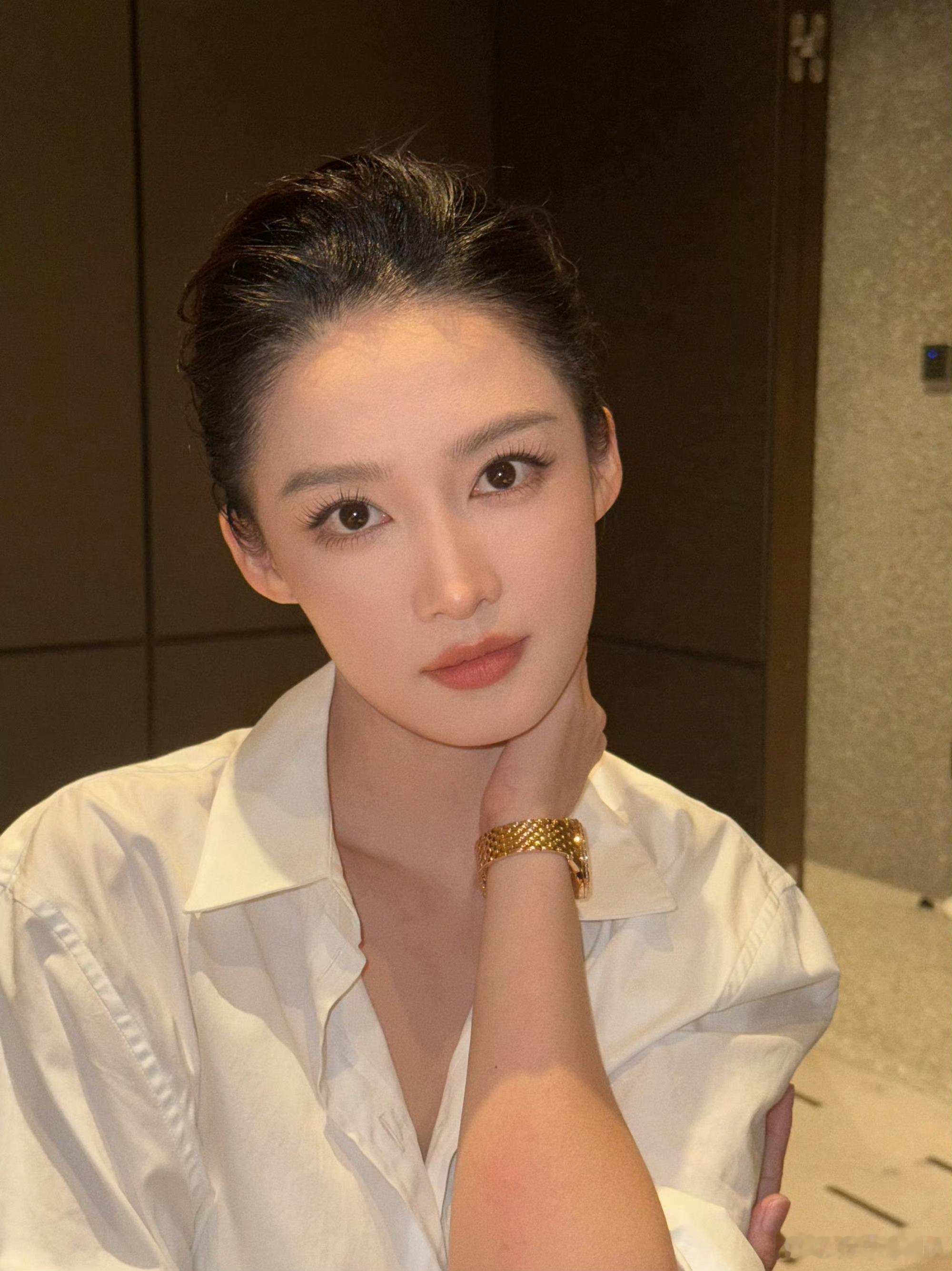 李沁发自己画的埃及壁画彩铅画，画得好好看。这个李沁多才多艺！​​​