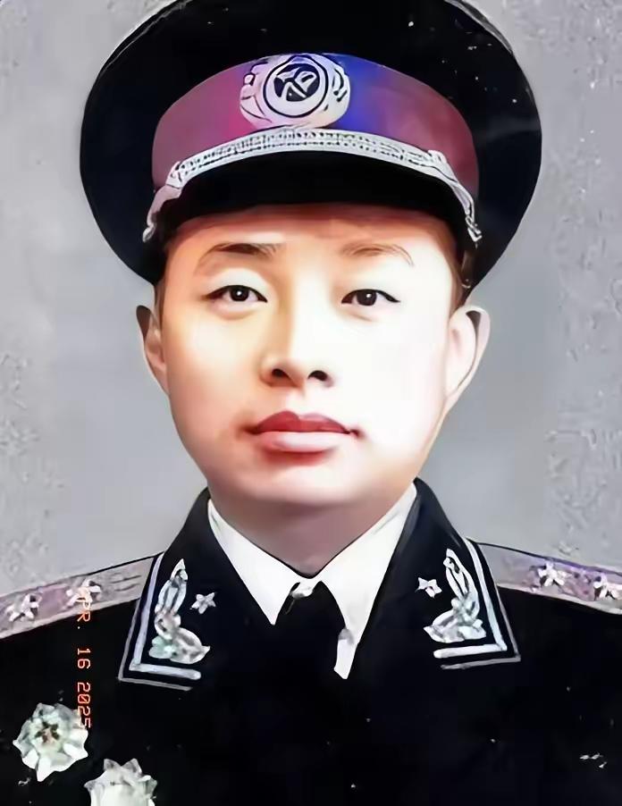 这位年轻有为的将军是刘西元。他33岁就成为“万岁军”38军政委，在抗美援朝战场上