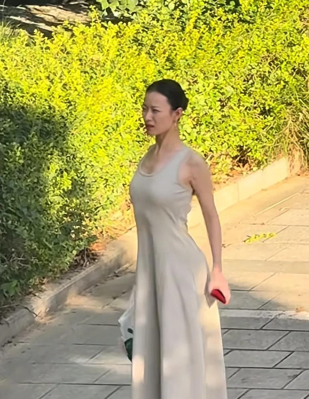 看倪妮拍戏，不知道是不是天太热，有点生无可恋。只见她手提着一个塑料购物袋，开拍