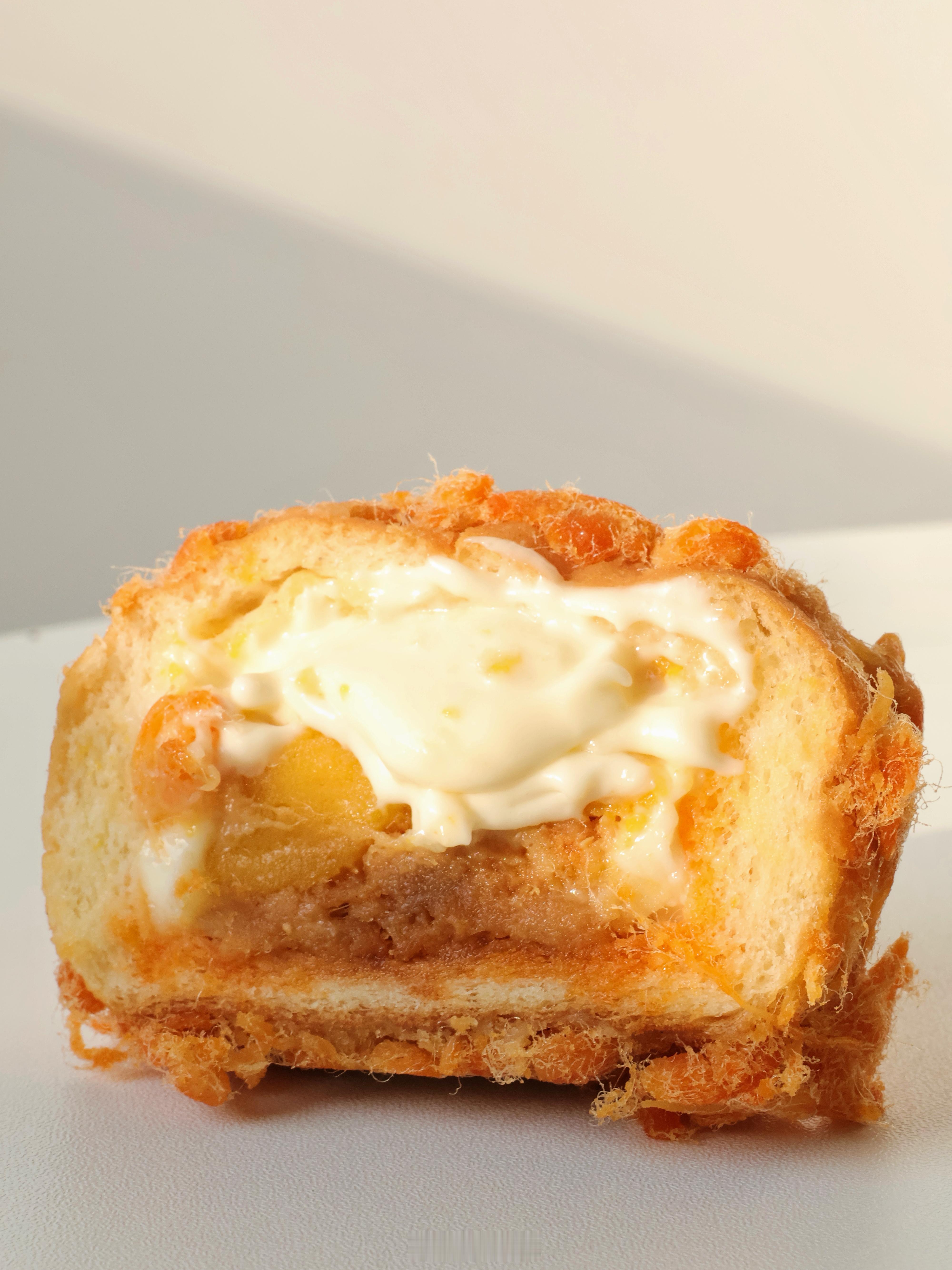 叮叮！黄金咸奶酥米面堡：番茄米面包+黄芝士奶酪+猪肉脯+钙奶饼干，一口咬下，咸