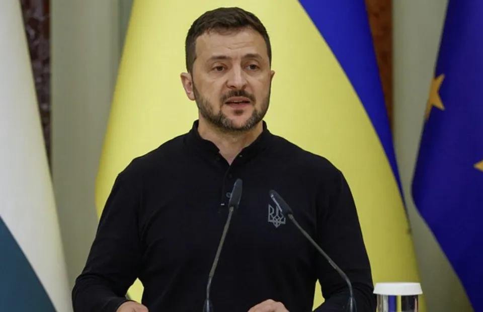 泽连斯基这事干得没意思。刚和中国代表在北京见过面。转头就说要制裁中国人。