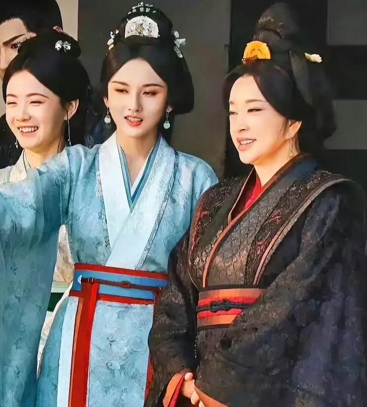 《折腰》直接要大结局了不是因为投资商要直接全集放出来也不是因为喜欢看的人