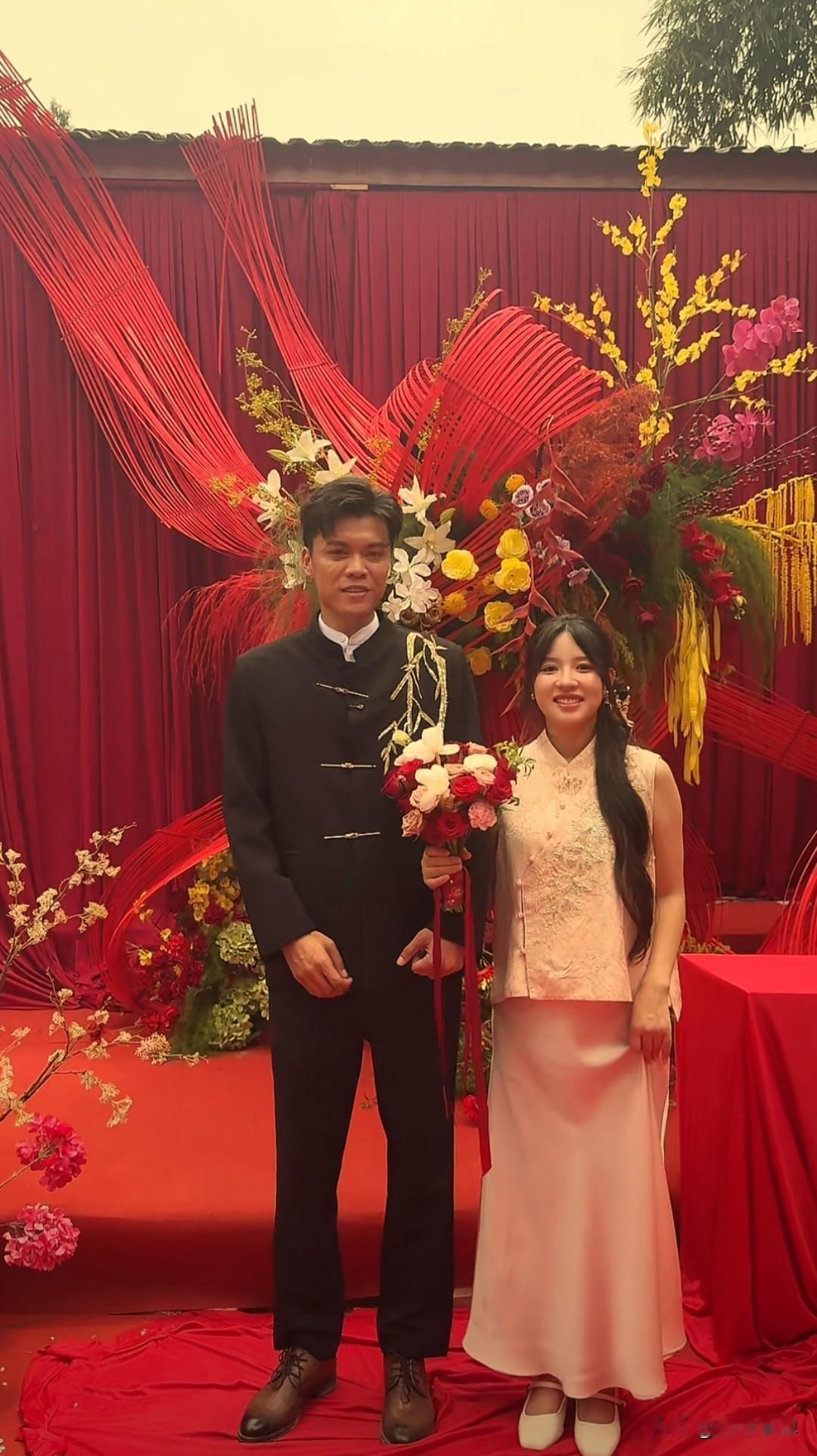 网红阿梓和鸟哥举办订婚仪式，他们没有选择豪华酒店，而是设在老家院落，现场布置红火