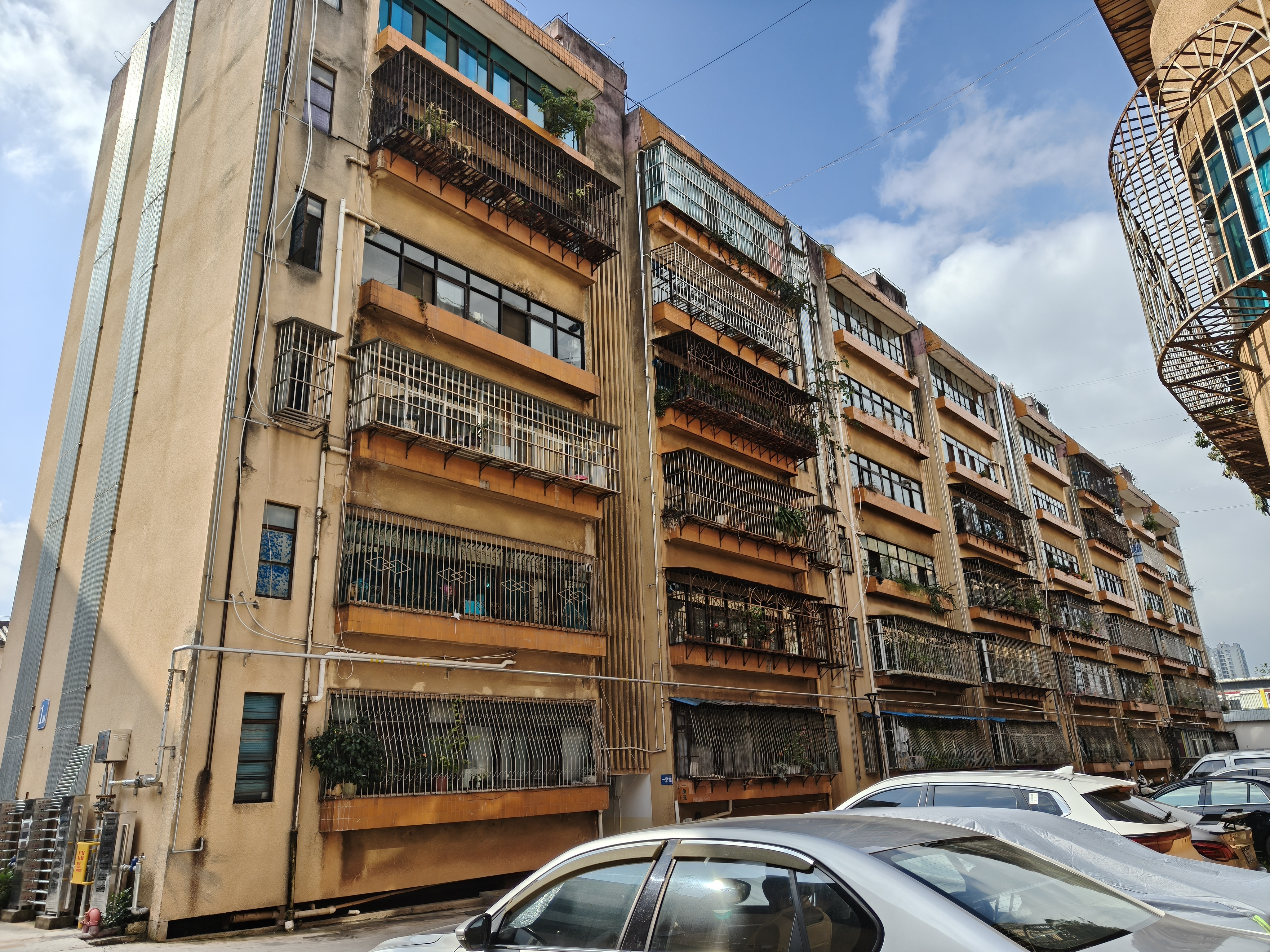 昨天回老家办事，结束后正好在附近，就进去走走，这里是4-6岁时住的地方，老妈单位