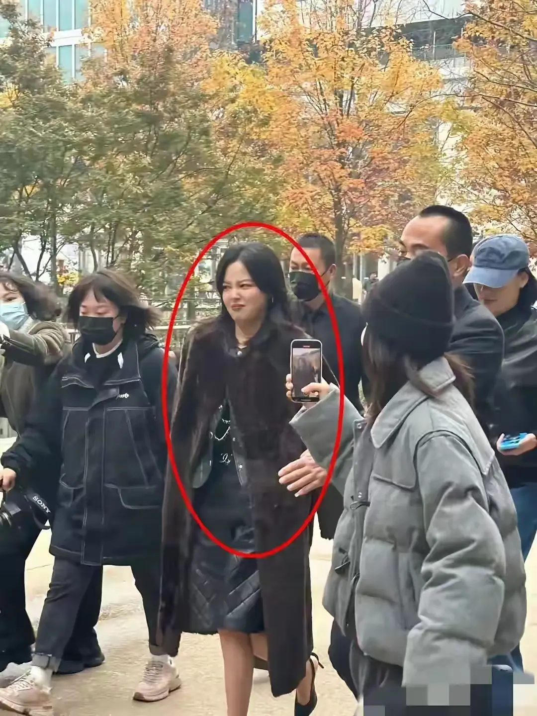 妈呀。。。她在路人镜头下长这样？