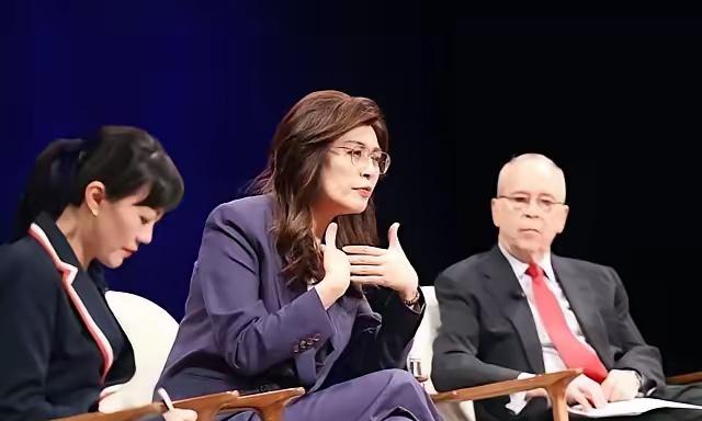 郑丽文又在国际媒体上表演了一套"精致的话术杂技"，看完真让人忍不住笑——这年头，