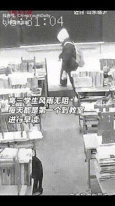 近日，山东临沂，一高三班主任老师打开监控想看看，学生到校早读的情况，谁知，他意外