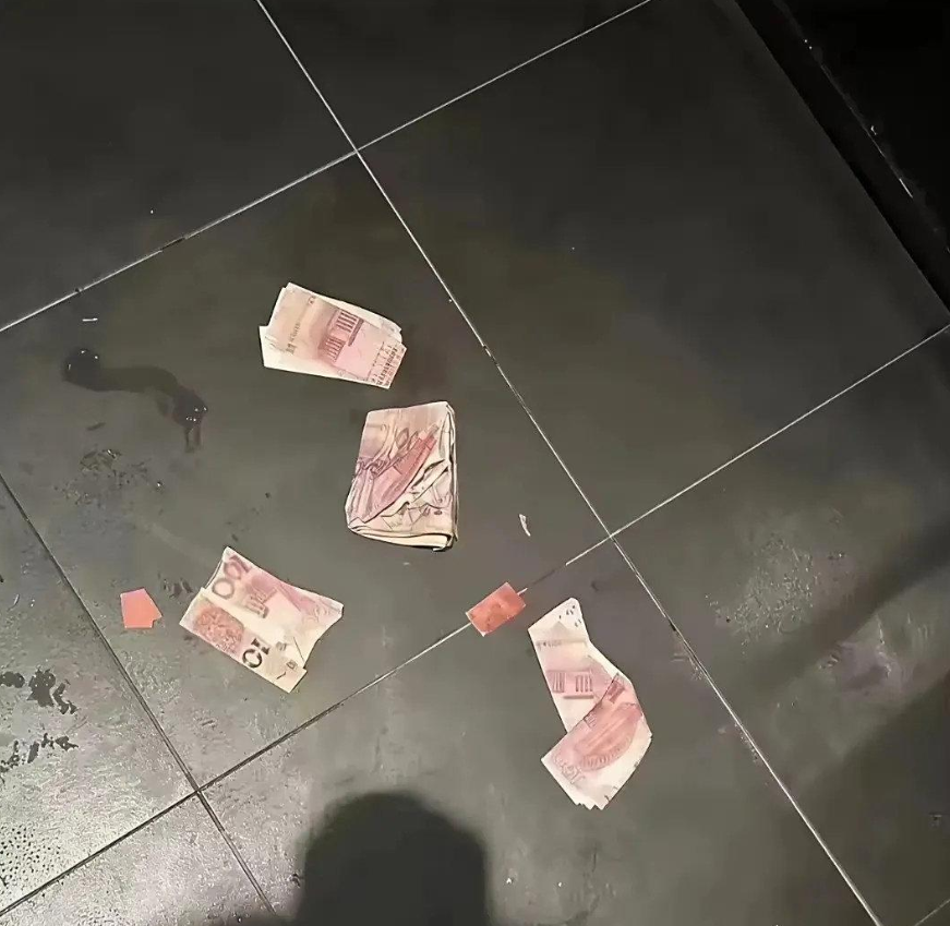 我去，ktv厕所里看到的，怎么折成这样