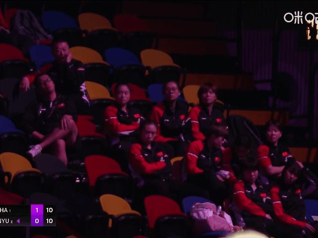 孙颖莎和王曼昱女单决赛的第二局比分10:10时，镜头切换到了观赛席上的国乒女队，