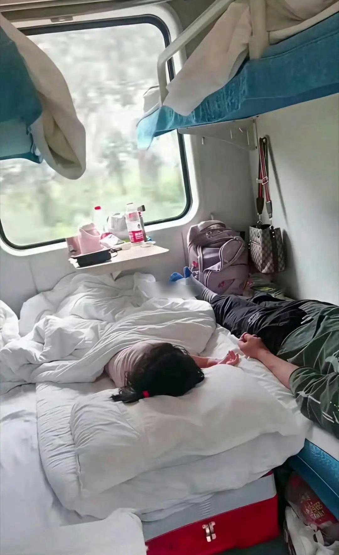 火车上这样真的好吗，不会影响到其他人吗