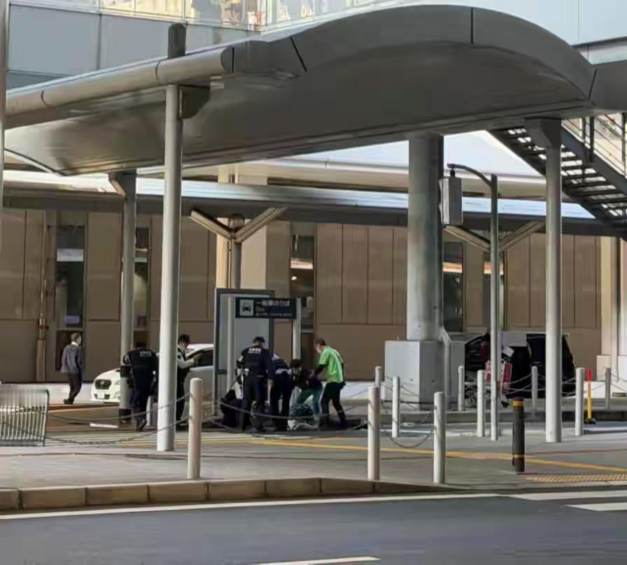 这下真的客死异乡了！说不让去日本，说不让去日本，非得去，这下永远回不来了，让同行