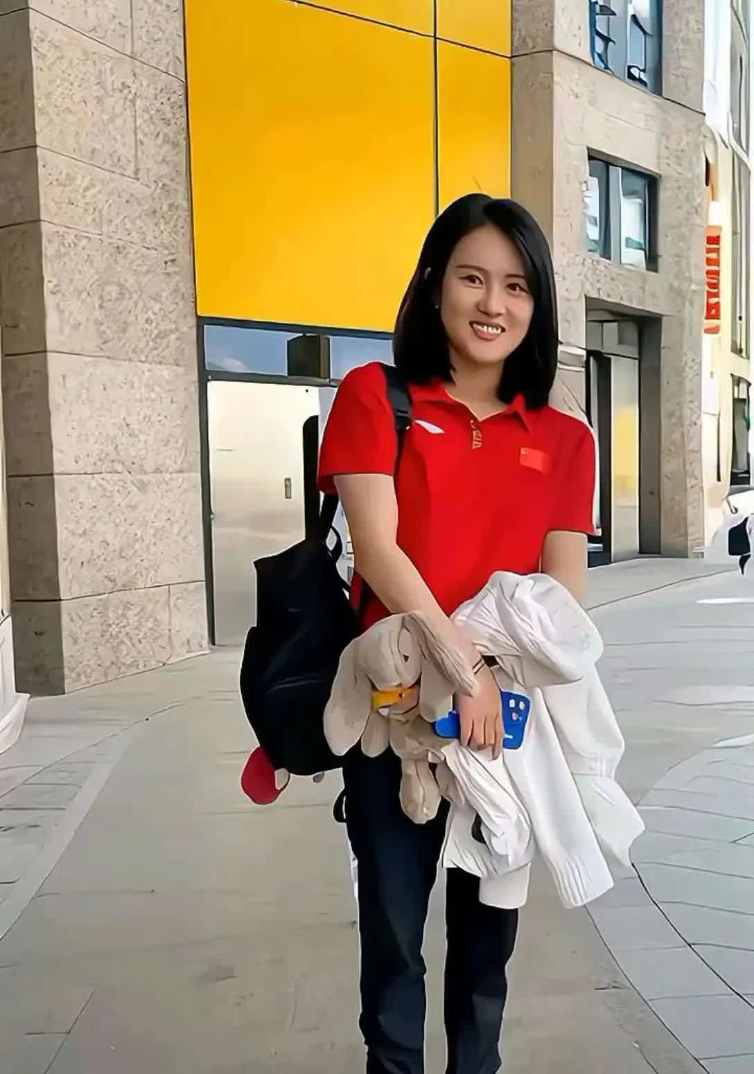 我问了省跳水队的表妹，为什么陈若琳教练背包总落在最后头。她刚放下行李，眼