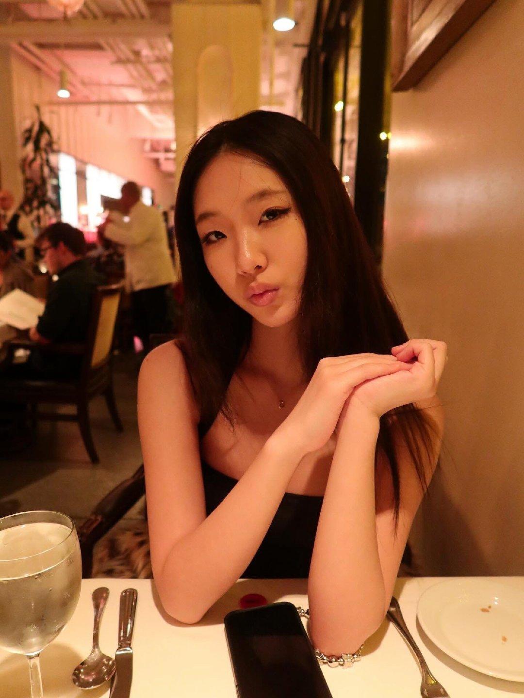 小S大女儿许曦文在美国餐厅庆祝20岁生日，她穿着低胸吊带上衣，化着精致的烟熏妆，