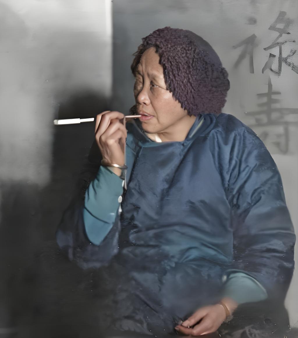 这张1927年的照片，拍了个媒婆的经典形象：戴着老式的帽子，穿着民国风的中式服装