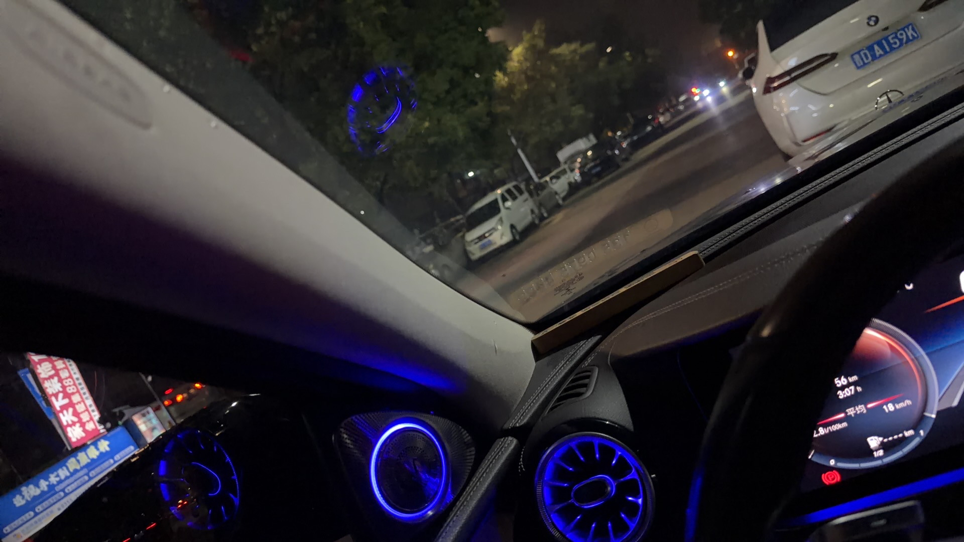去年陪朋友看入门款豪华B级车，30万的预算，原本以为BBA的低配落地至少要35万往上，结果逛下来差点