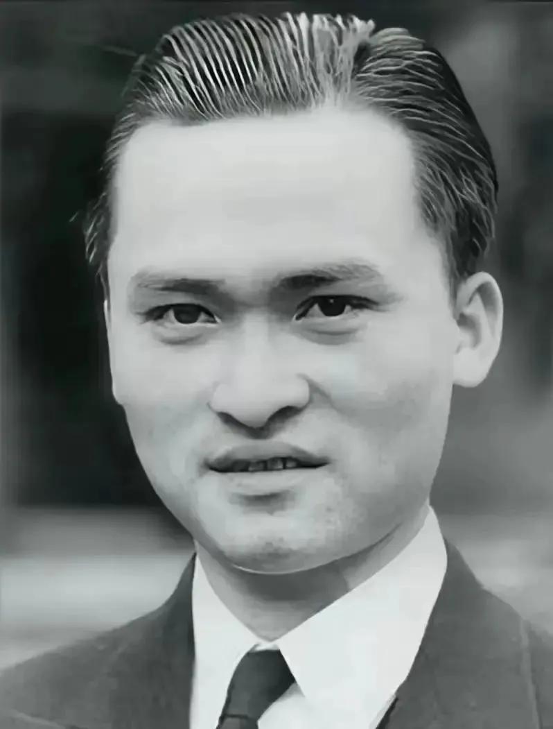 1942年，24岁的中国船员潘濂掉进北大西洋，靠着喝鸟血和吃生鱼撑了133天。那
