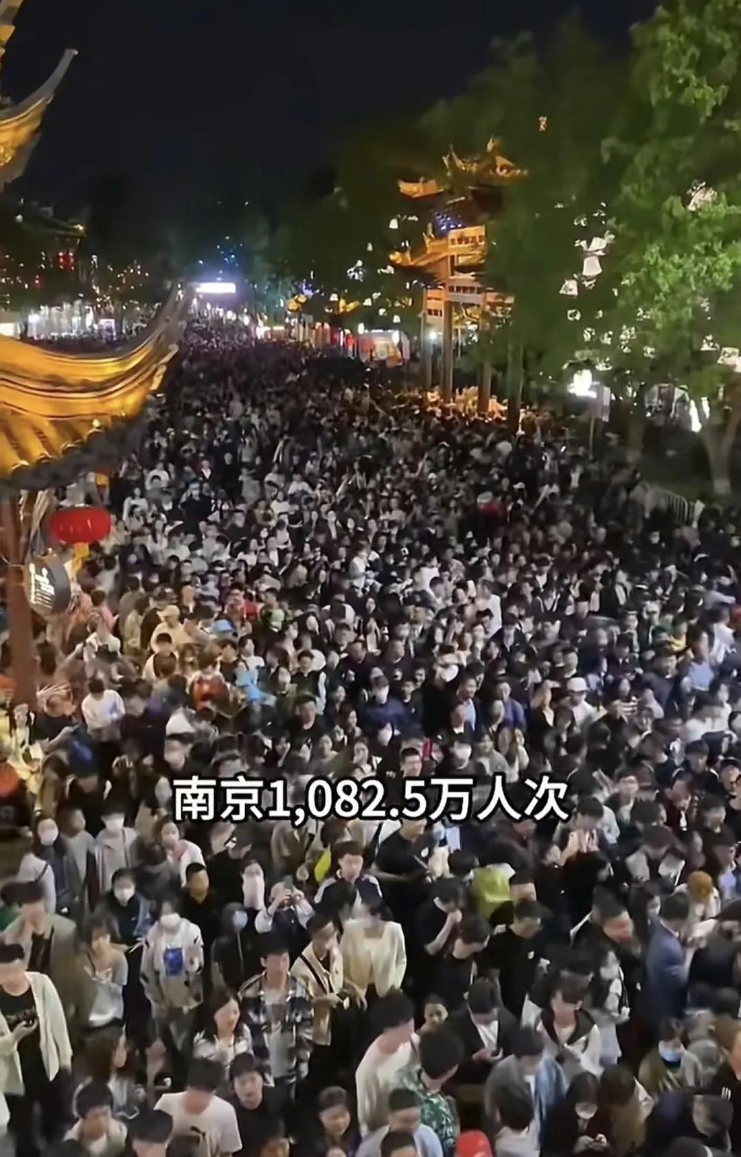 五一假期，就喜欢捧着奶茶窝在沙发里，看各个景区上演人山人海。各名胜景点都被挤成了