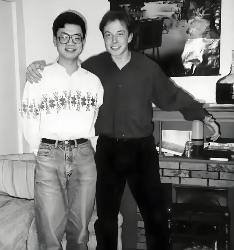 几张老照片，记录了马斯克跨越三十年的中国情怀，也见证了特斯拉的中国奇迹。照片