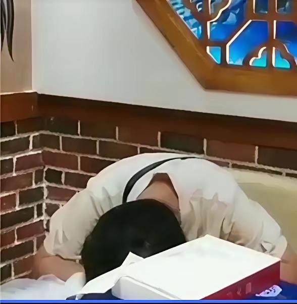 到底谁是骗子？刚认亲时老杜说她也是肝癌晚期，刚刚做了手术，没有钱了，老杜跪在椅