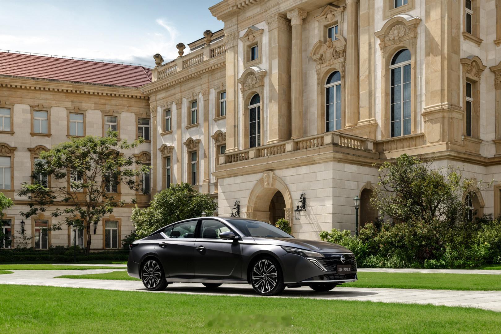 东风日产也官宣天籁上要搭载鸿蒙座舱了相比之前日产N7的纯电车型，天籁是燃油平