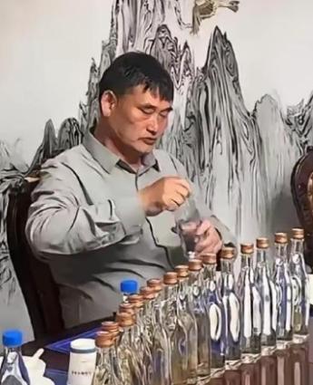 朱之文很明白，自己就是一个“卖唱”的，演出完了主办方请他喝30块钱一瓶的光瓶酒，