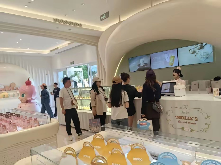 小玥儿和马筱梅一起逛甜品店，无论到哪里都紧紧跟在小梅身后。这个年纪的小孩最不会伪
