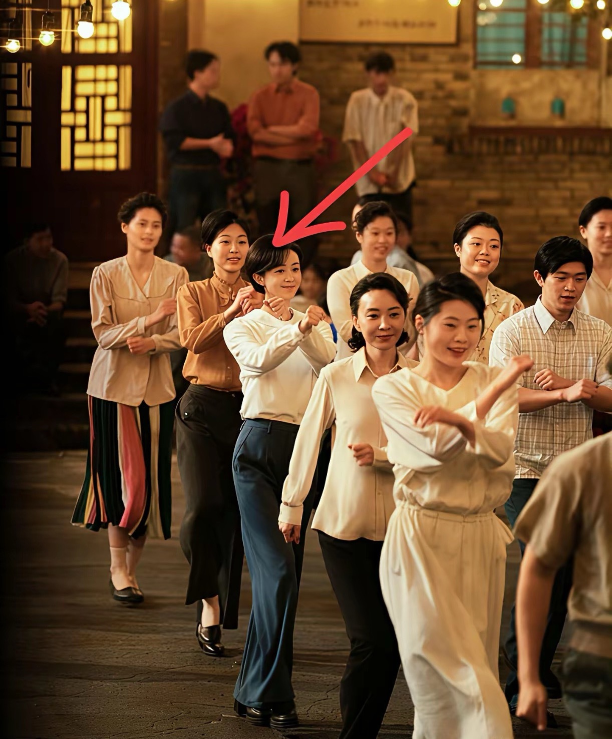 赵丽颖不愧是演偶像剧出身的，放在人群中一眼出挑。不过感觉她太美太时尚了，倒不像是