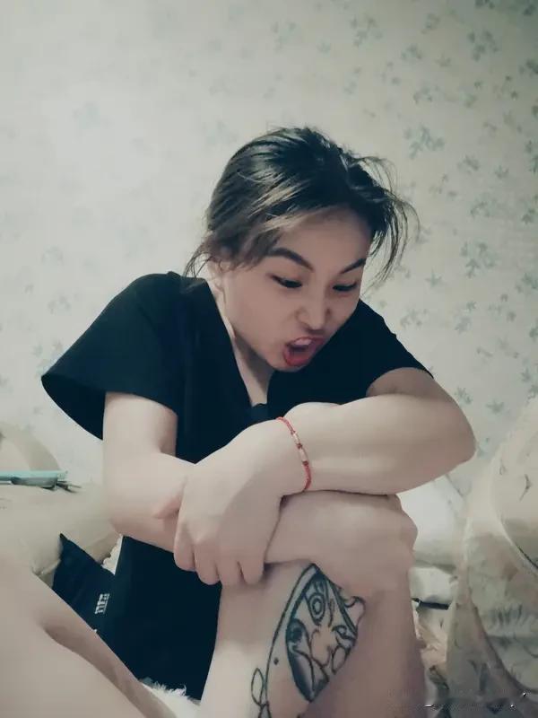 小姨子塞给姐夫100块钱，跟姐夫说：“姐夫，给我介绍个对象呗，这钱就当辛苦费啦！